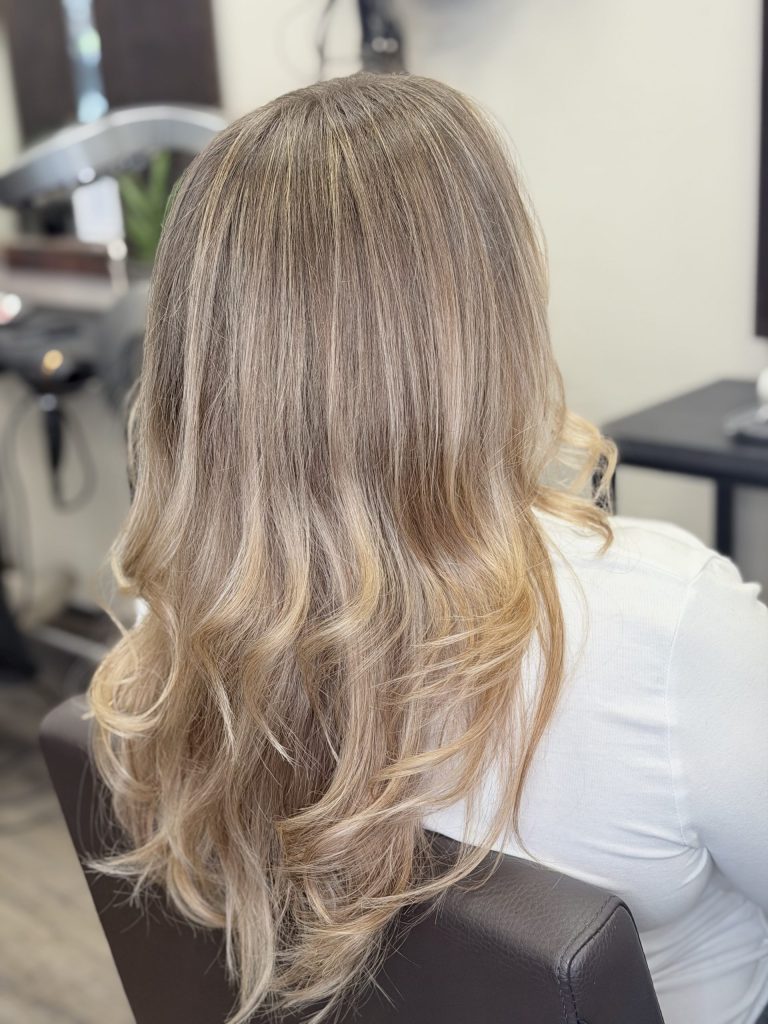 Braunes, gestuftes Haar mit Volumen