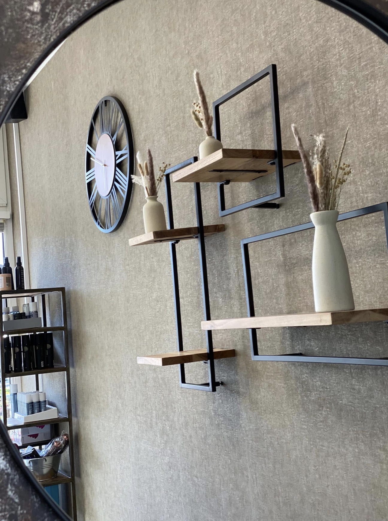 Blondiertes, schulterlanges Haar