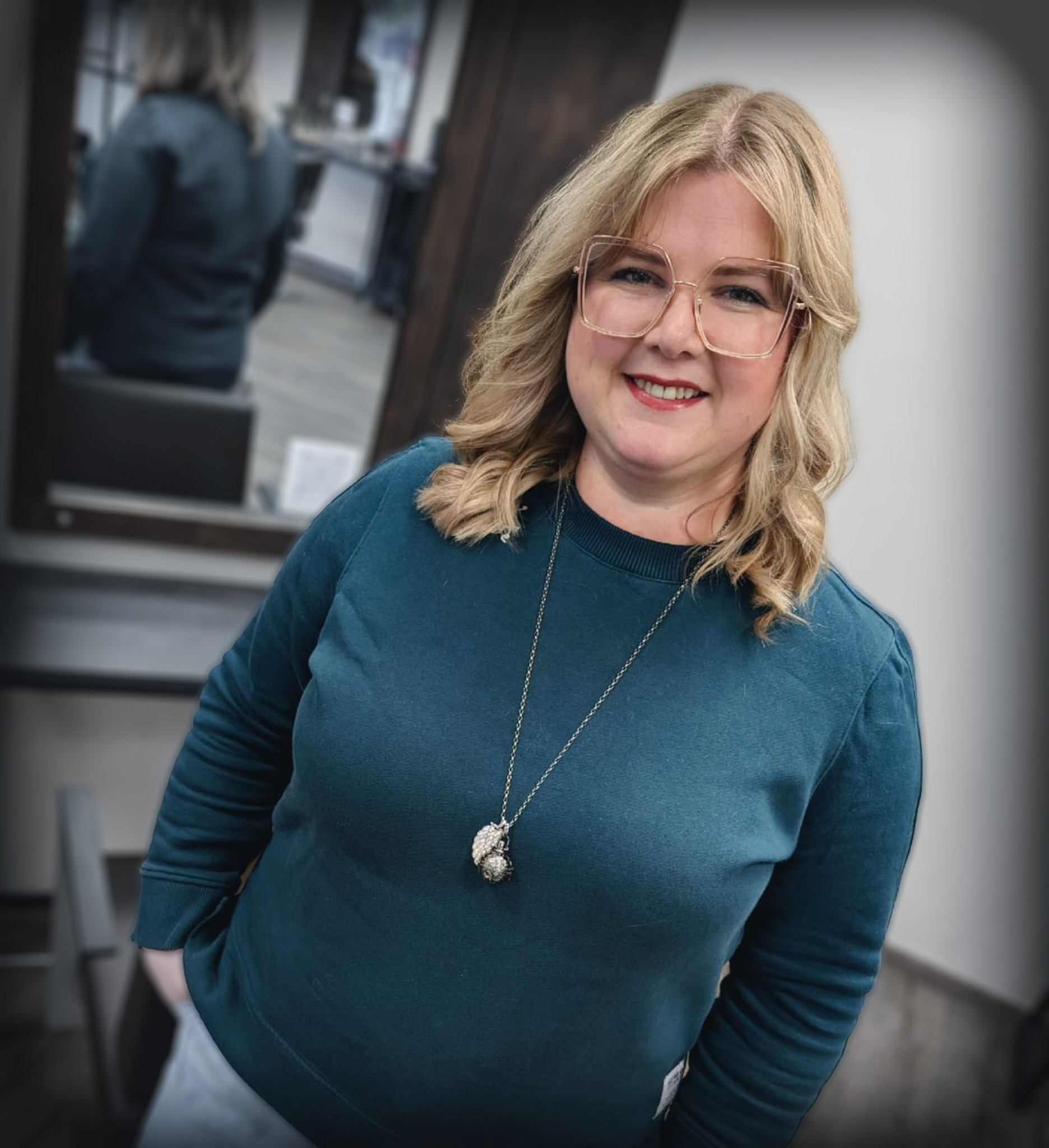 Porträt einer lächelnden Friseurin