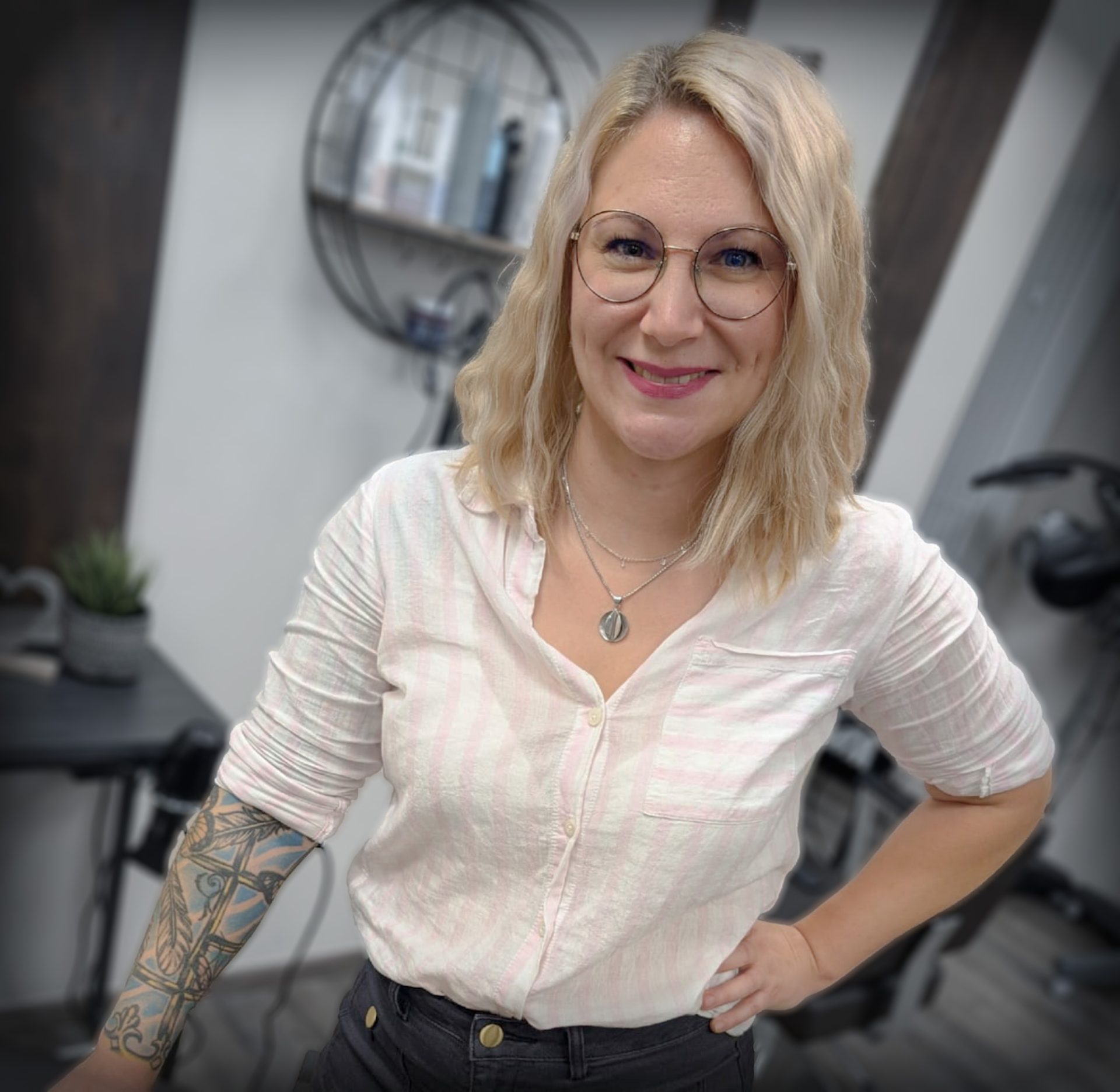 Porträt einer Mitarbeiterin mit Brille