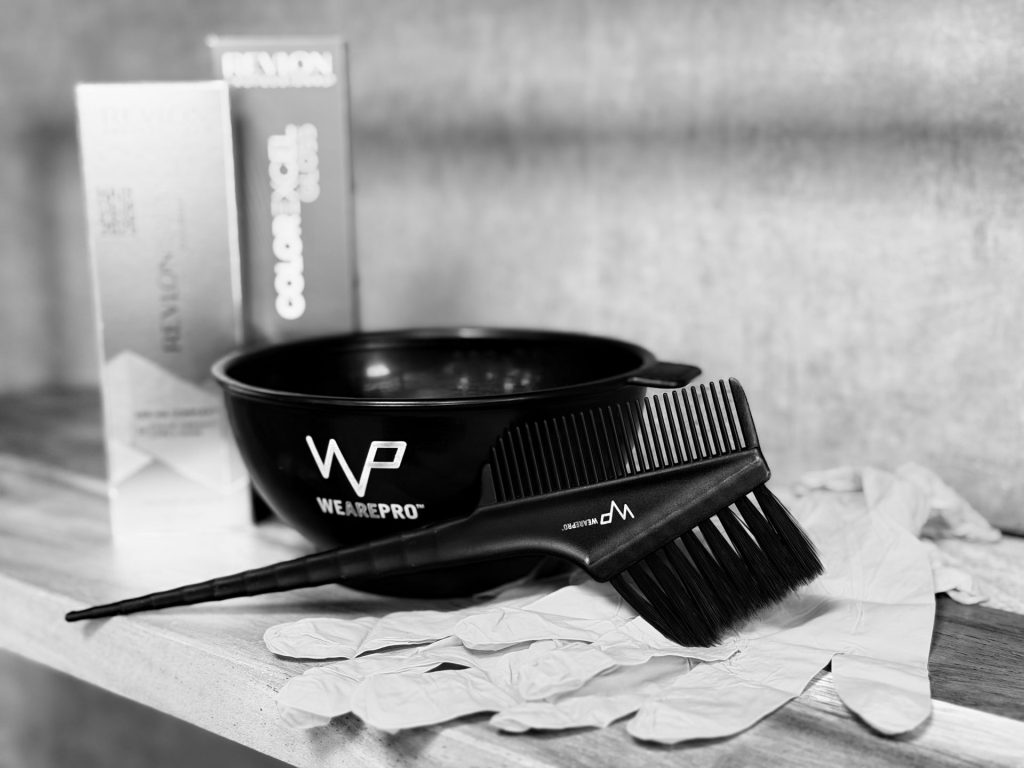 Friseurscheren auf Holztisch