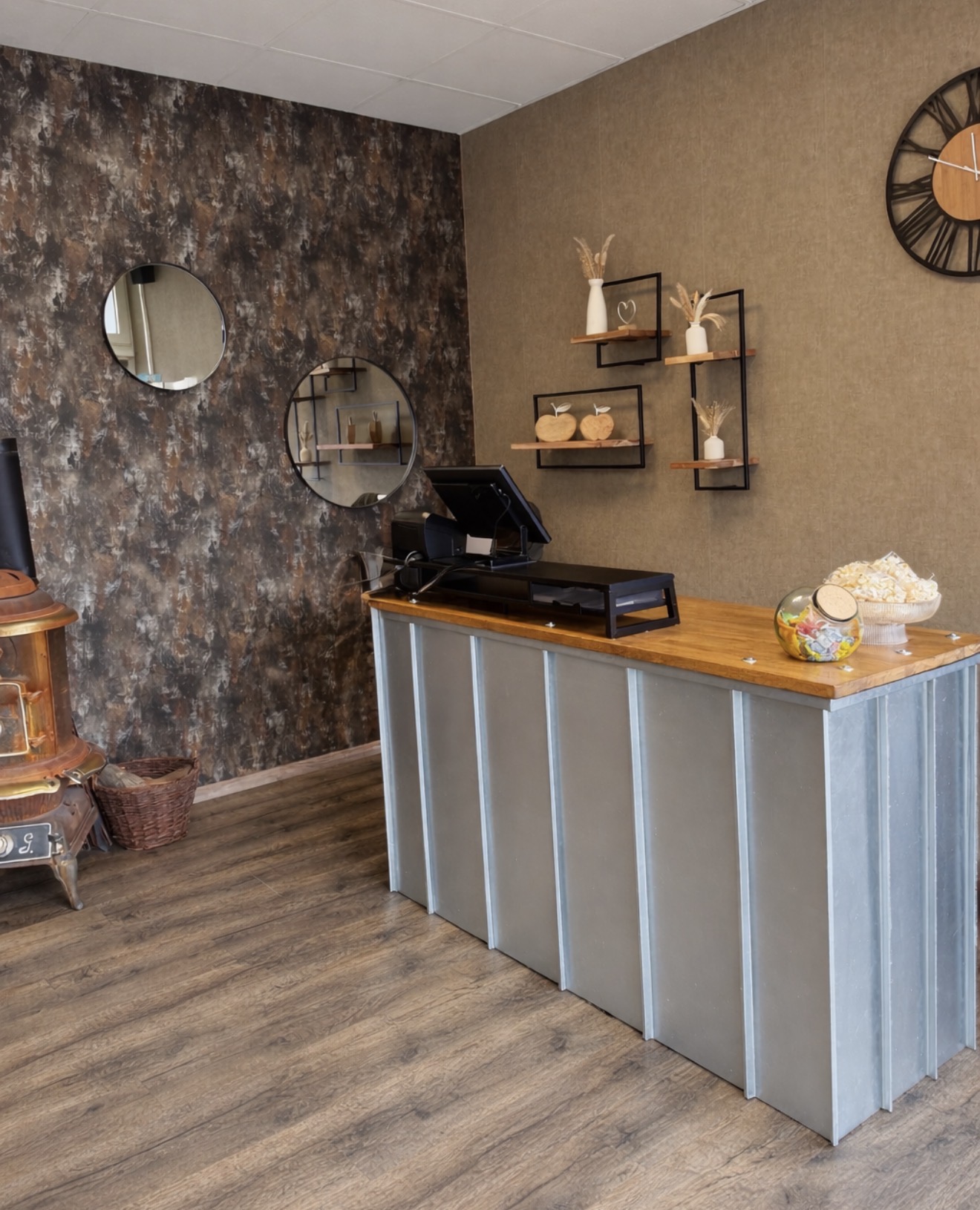 Stylingplätze mit Spiegeln im Salon