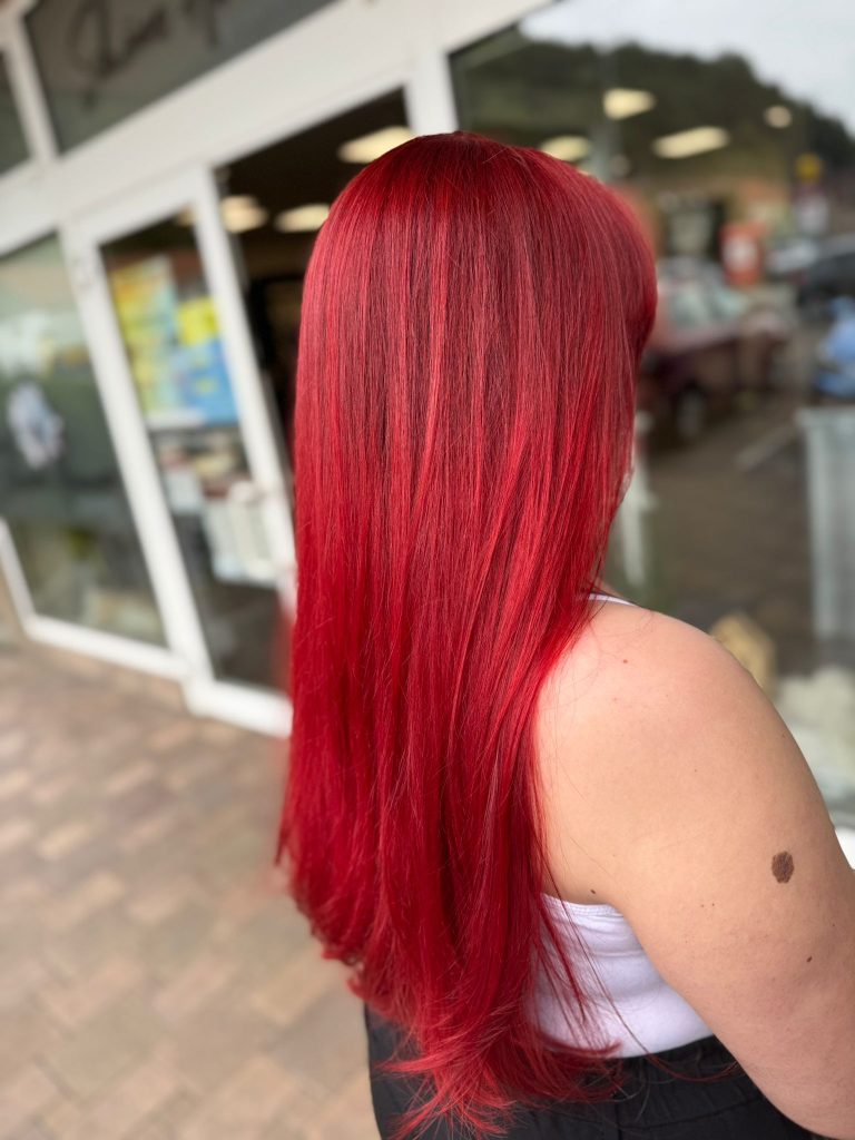 Leuchtend rotes, langes Haar von hinten