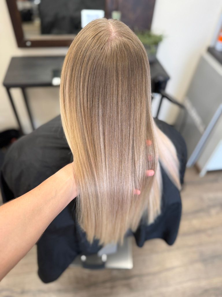 Blondiertes Haar mit sanftem Farbverlauf (Balayage)