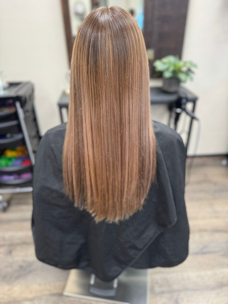 Glattes, langes braunes Haar von hinten